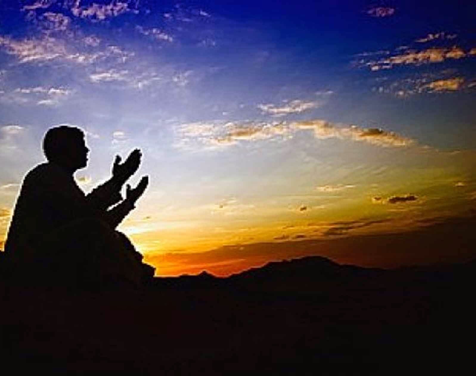 Мольба дуа. Мусульманин на закате. Мусульманин молится. Человек молится на природе. Человек молится мусульманин.